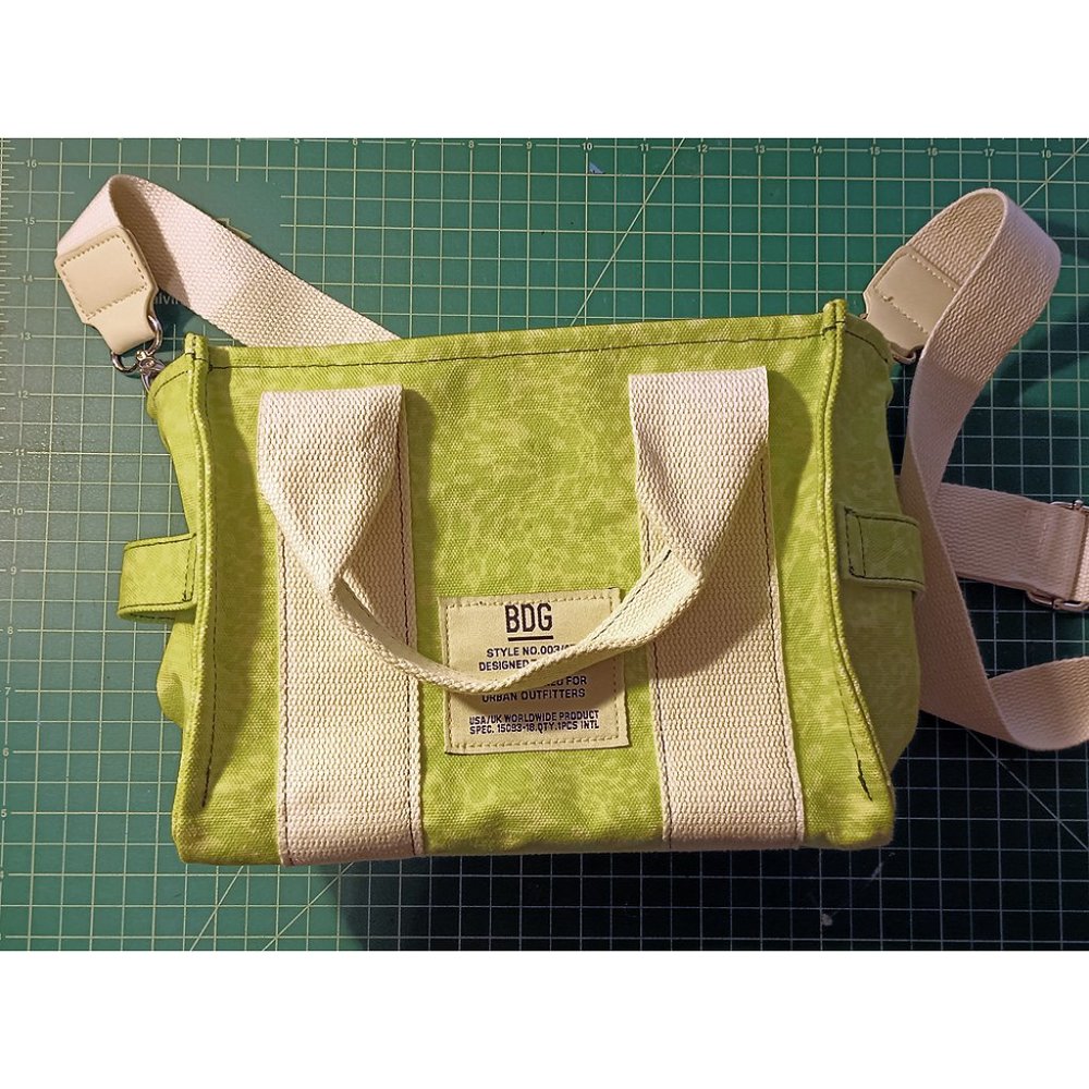 BDG Serena Green Daisy Medium Tote Bag 90s 00s beach vibes